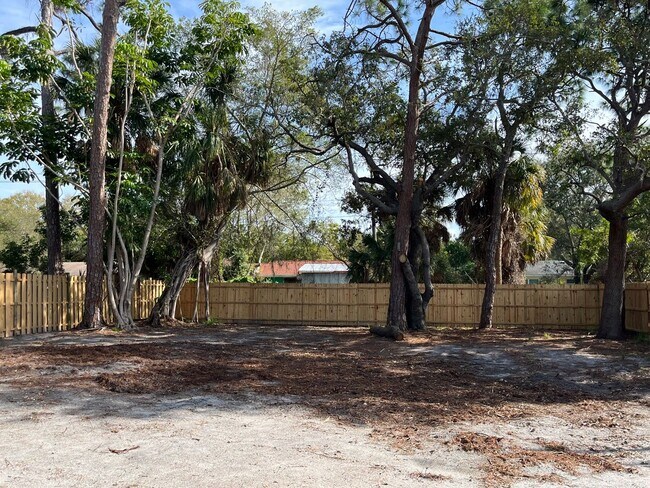 Building Photo - Cozy duplex with 3 bedrooms and 2 baths