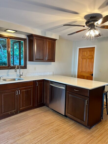 Building Photo - 27 W Main St