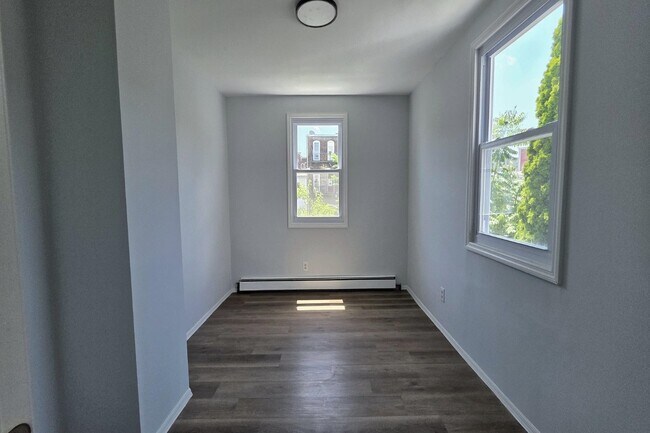 Building Photo - 535 28th St