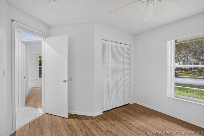 Building Photo - 924 Spoonbill Cir