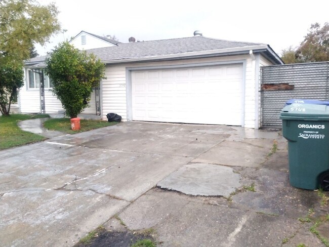 Primary Photo - 3 bed 1 bath available in North Highlands!