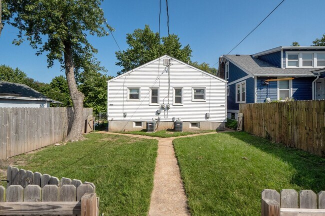 Building Photo - Chic French-ish Town-Cottage