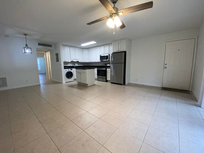 Primary Photo - 102 N Lakeside Dr