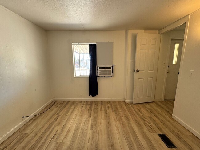 Building Photo - 2BR Mobile Unfurnished recent remodel/Refr...