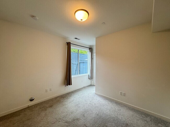 Building Photo - Luxury townhouse for rent