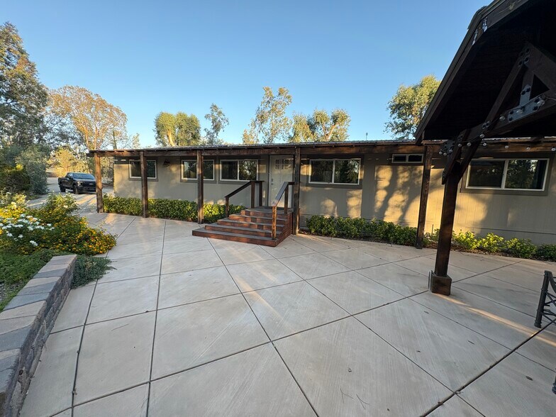 Building Photo - 35635 Glenoaks Rd