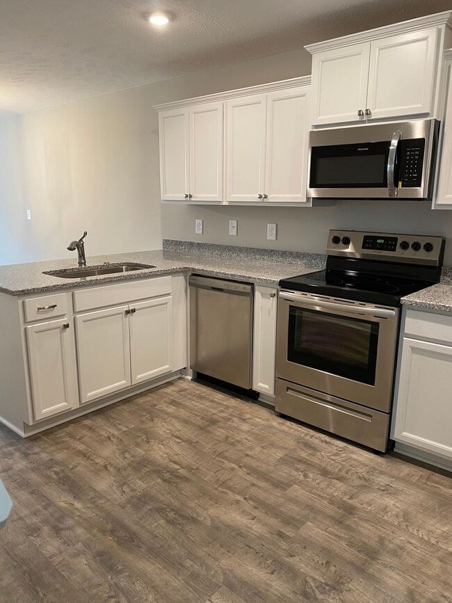 Building Photo - 3 BD 2.5 BA | 2 Car Garage | End Unit Townhome