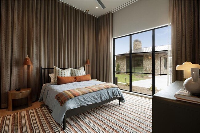 Building Photo - 725 Rocky Point Dr