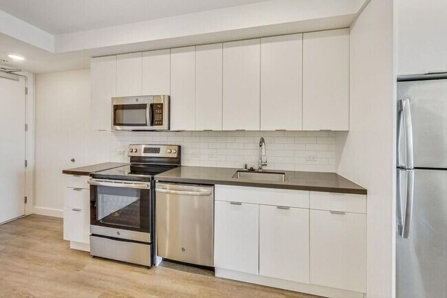 Building Photo - 4045 Broadway-211