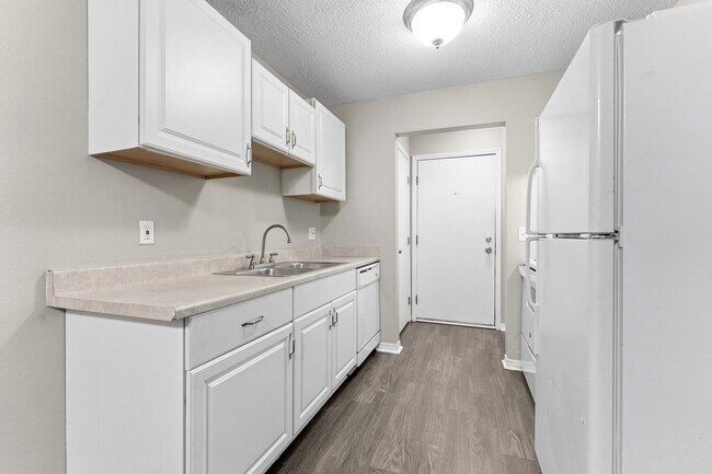 Building Photo - 5943 Walnut Cir Dr
