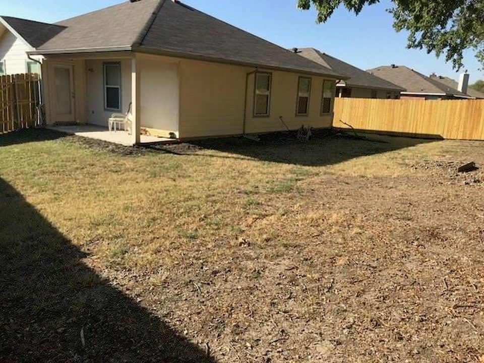 Large fenced back yard - 525 Oxford Loop