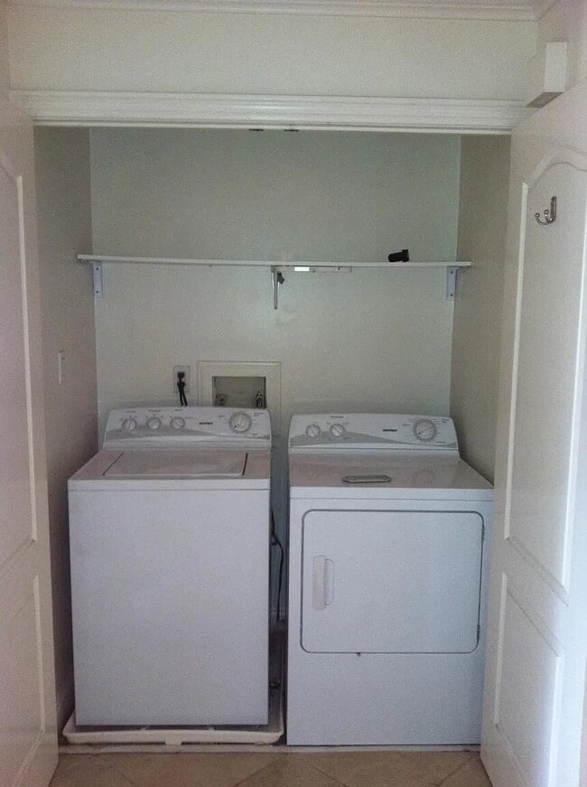 Building Photo - "Charming 2-Bed, 2-Bath Condo Retreat in San Marcos Oasis!"