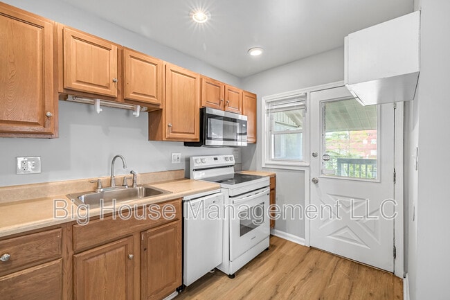 Building Photo - 2107 Hawthorne Rd