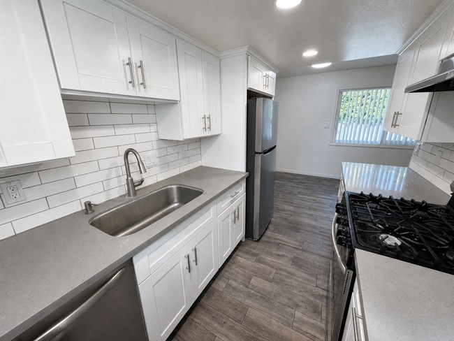 Building Photo - 211 E Santa Paula St