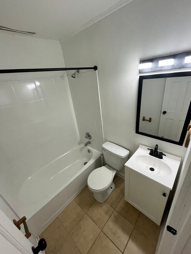 Building Photo - New 2 bedroom listing! MOVE IN SPECIAL