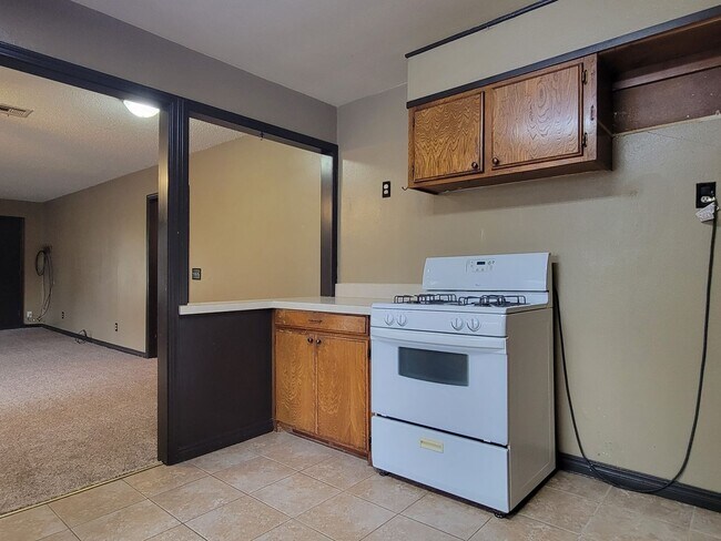 Building Photo - Quaint Home In El Reno