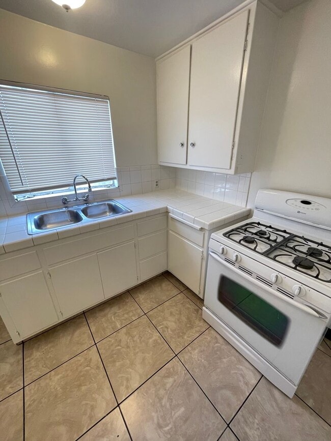 Building Photo - 803 Knotts St