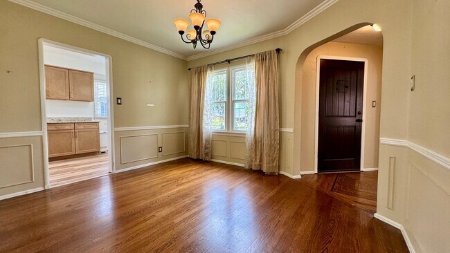 Building Photo - Charming House  with Large yard