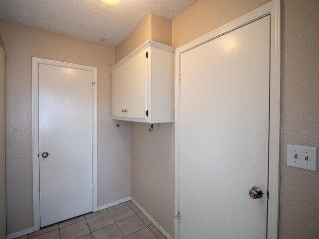 Building Photo - 3201 Creekwood Ct