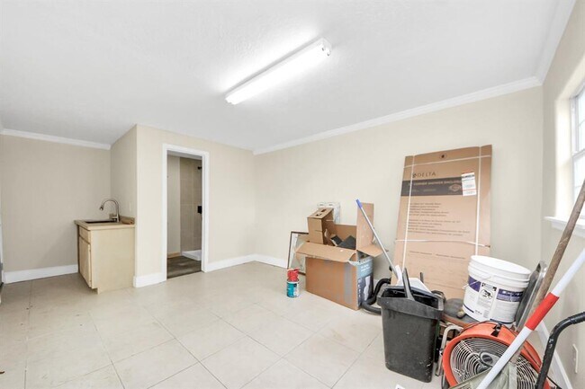 Building Photo - 608 Thomas Ave