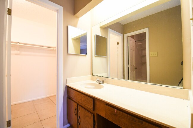 Building Photo - 1304 N Sugar Ridge Rd