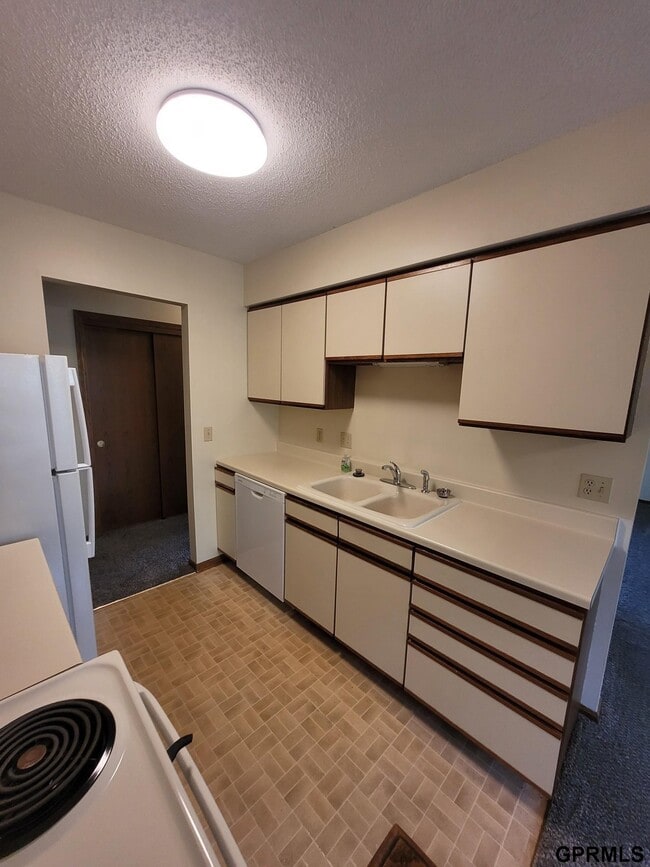 Building Photo - 9268 Erskine Plaza