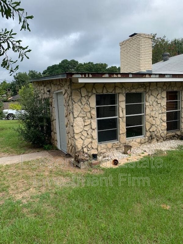 Building Photo - 302 Avenida Dr