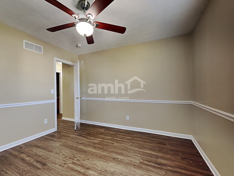 Building Photo - 2025 Apple Knoll Ln