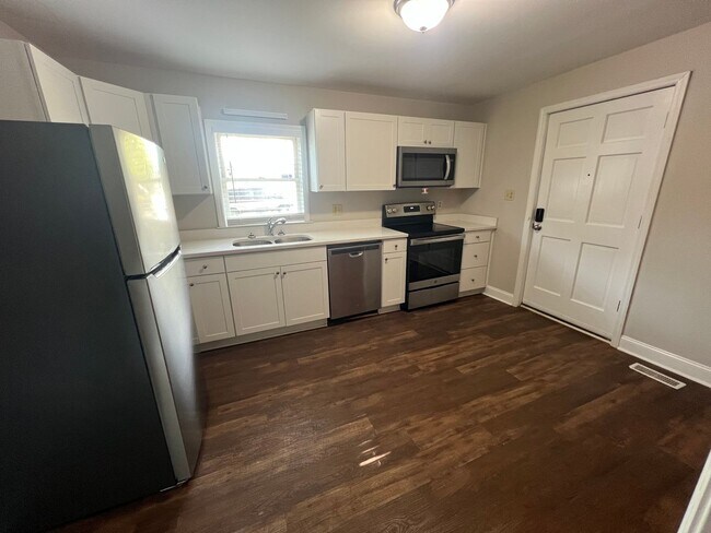 Building Photo - Charming 2-bedroom, 1-bath home on a corne...