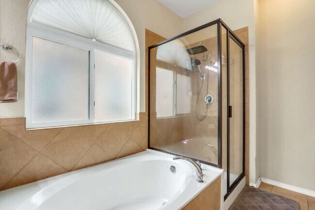 Building Photo - "Charming 3-Bed Oasis with 2.5 Baths in Sa...