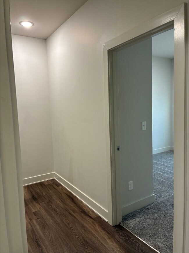 Building Photo - **LESS THAN 10 miles to Fort Knox**