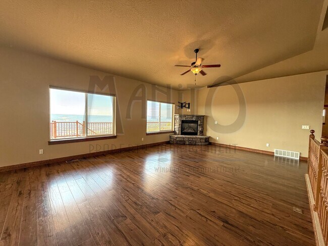 Building Photo - Spacious Home With Stunning Sunset Views