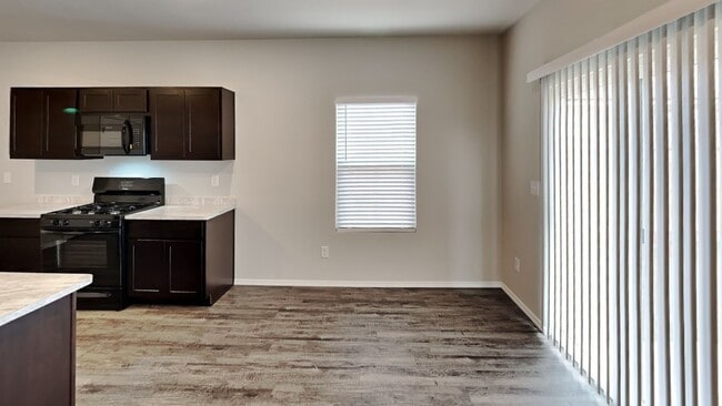 Building Photo - Very Nice and Spacious 4 Bedroom Home in Mustang Schools