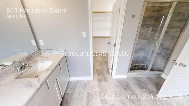 Building Photo - 809 Holliday Dr