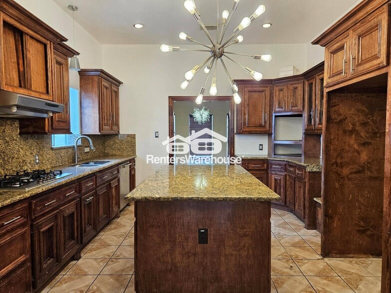 Building Photo - 5027 Creekmont Dr