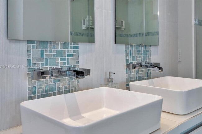 Building Photo - 6515 Collins Ave