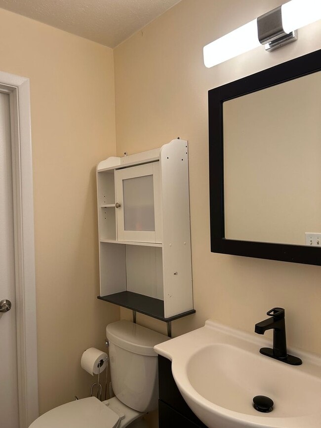 Building Photo - 3 Bedrooms One Floor Ranch House with 2 car attached garage in Lyndhurst