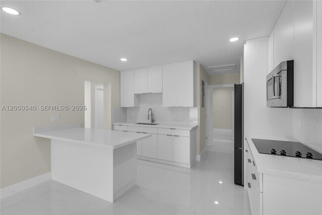 Building Photo - 2640 SW 30th Ct