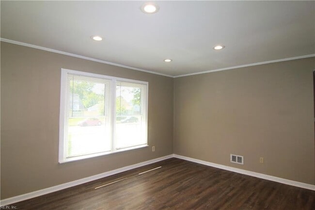 Building Photo - 1744 N Lakeland Dr