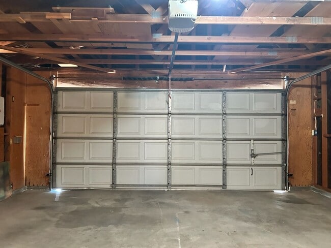 Building Photo - Please call Vaughn Realty, 760-446-6561 to...