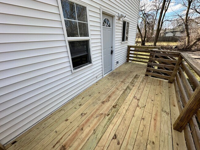 Building Photo - 215 E North - 4 Bedroom/1 Bathroom Home Do...