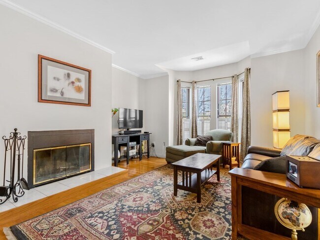 Building Photo - 13 Monument Sq