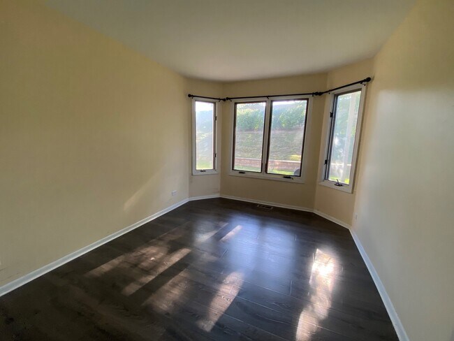 Building Photo - 1874 Fox Run Dr