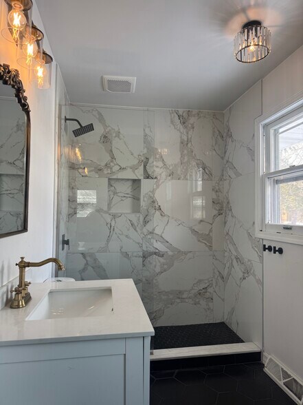 Master suite bedroom - 2305 Mayfield Ave