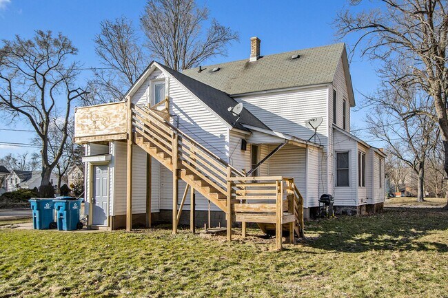 Building Photo - 1703 S Park St
