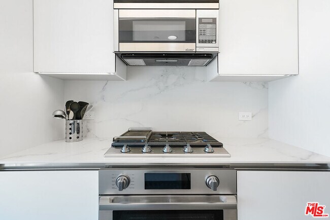 Building Photo - 13600 Marina Pointe Dr