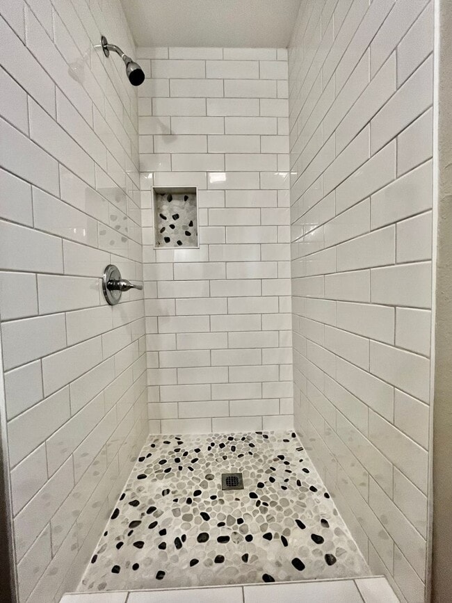 Building Photo - Beautiful 3 Bedroom 2 Bath Home