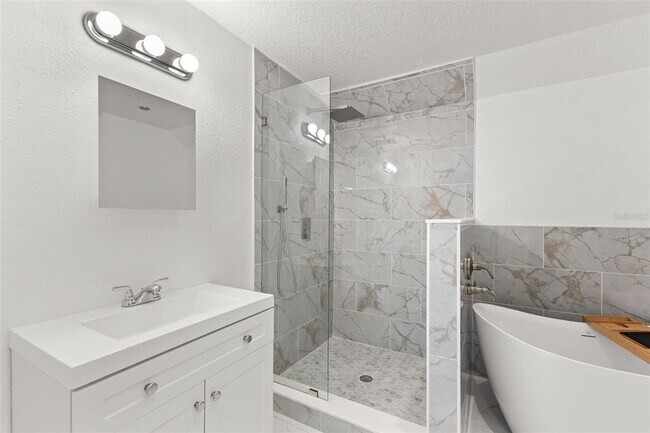 Building Photo - 4426 Helena St NE