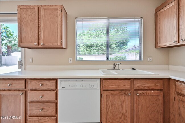 Building Photo - 6830 E Paradise Ln
