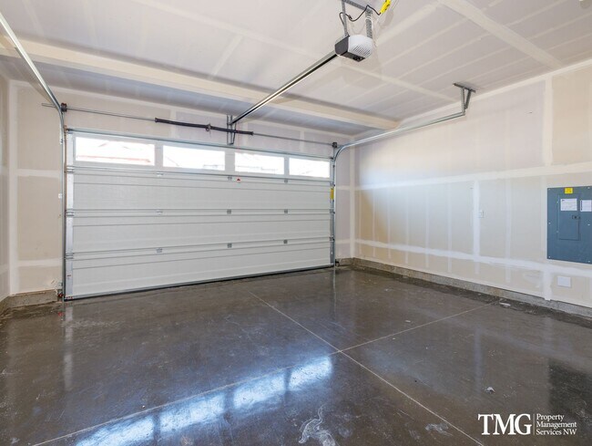 Building Photo - Brand New 3 Bed 2.5 Bath Ridgefield Home Offering